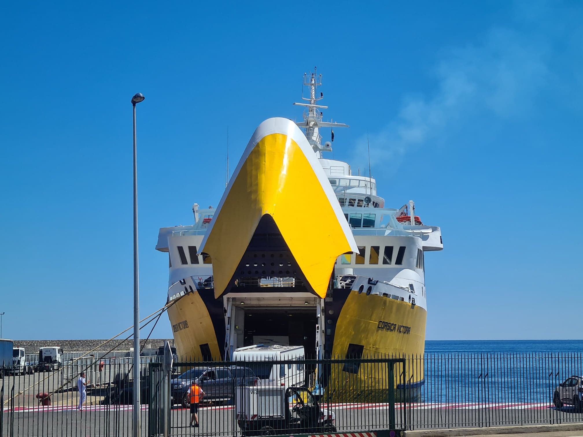À peine arrivés, les navires déchargent, embarquent puis repartent. Crédits Photo : Pierre-Manuel Pescetti