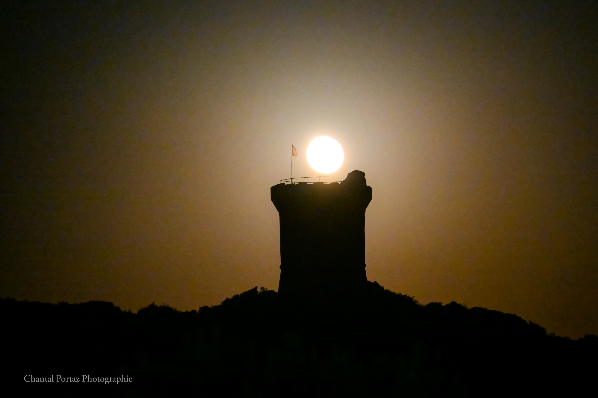 La photo du jour : la super lune juste au dessus de la tour de Fautea
