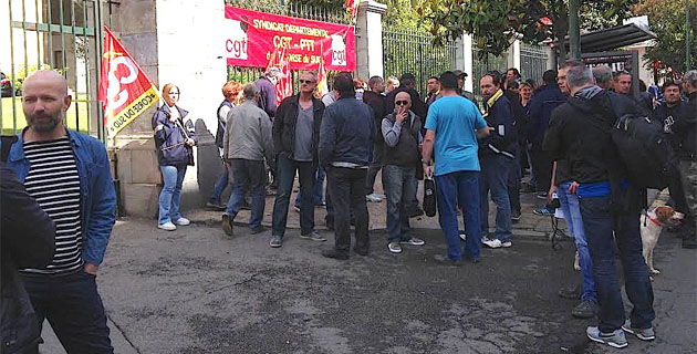 Postiers en grève à Ajaccio : Rassemblement devant la préfecture