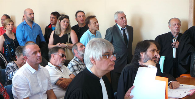 Le maire de L'Ile-Rousse (debout à droite) et Hyacinthe Mattei ont assisté et… participé à l'audience