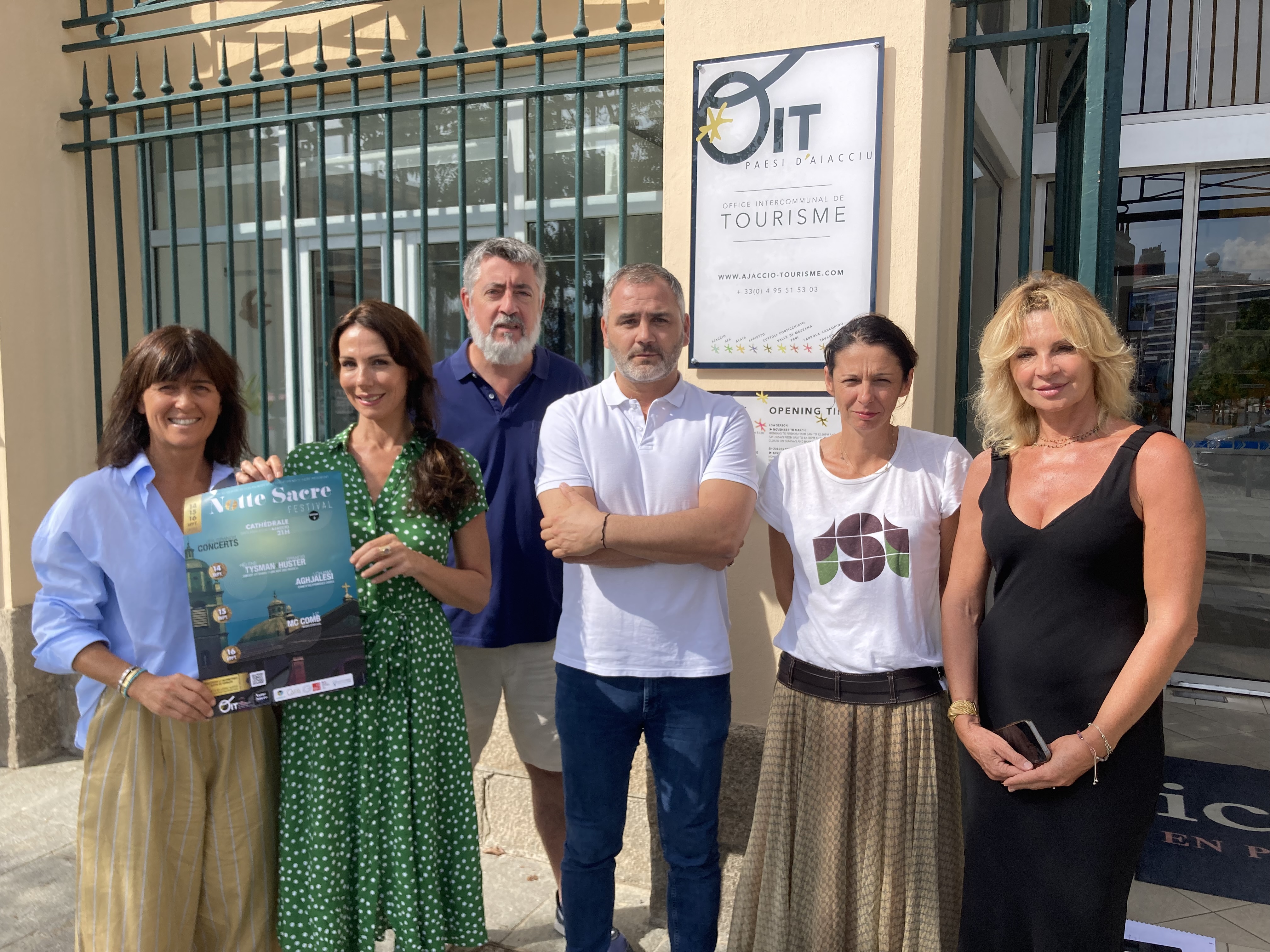 L'équipe organisatrice du festival Notte Sacre, devant l'office du tourisme, à Ajaccio. Photo : Julia Sereni