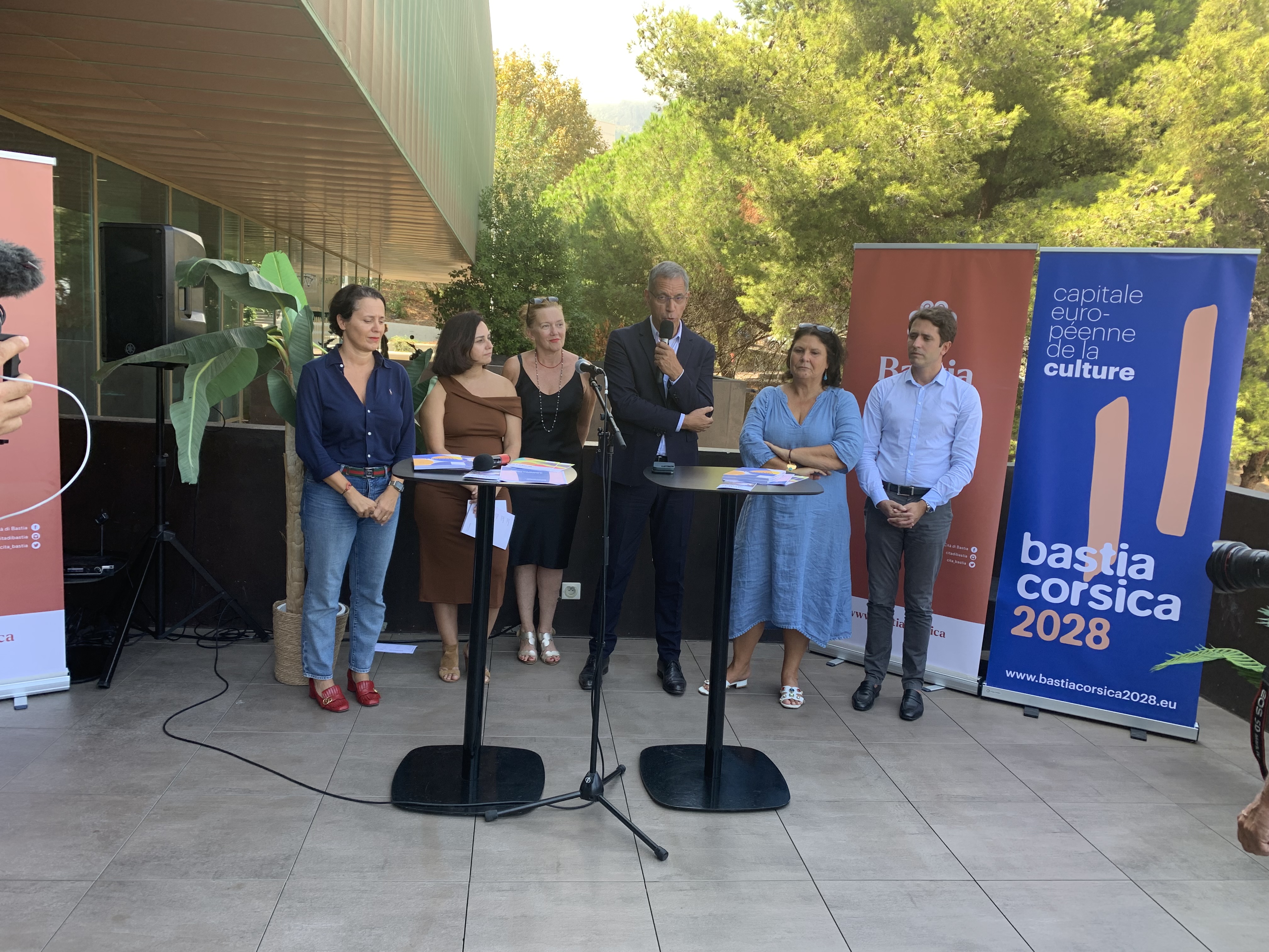 Pierre Savelli, maire de Bastia, Mattea Lacave, adjointe à la culture et l'équipe de la Direction de l'Action Culturelle, ont présenté la saison 2022/2023.