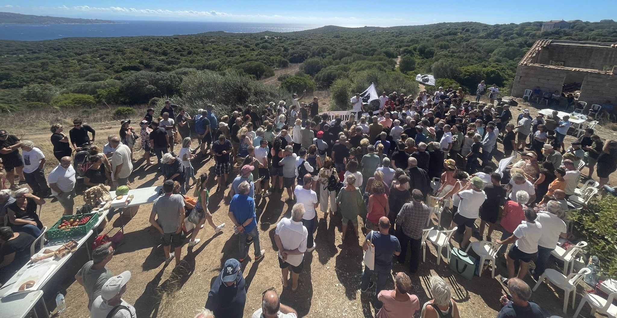 Manifestation de Femu a Corsica à la Testa Vintilegna à Figari.
