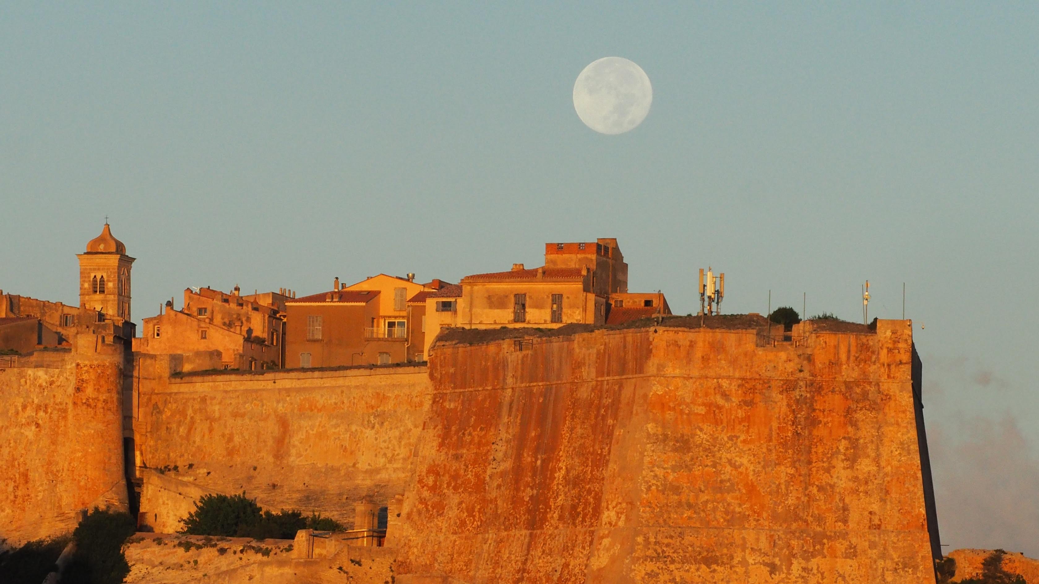 La photo du jour : quand la lune joue les prolongations le ciel de Bonifacio