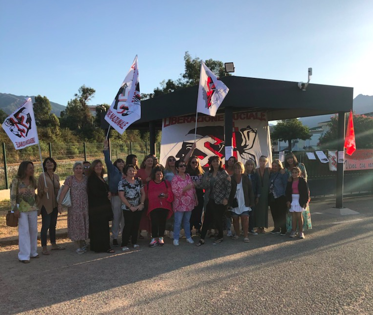 Photo des ATSEM et du personnel de cantine en grève devant le groupe scolaire de Mezzana