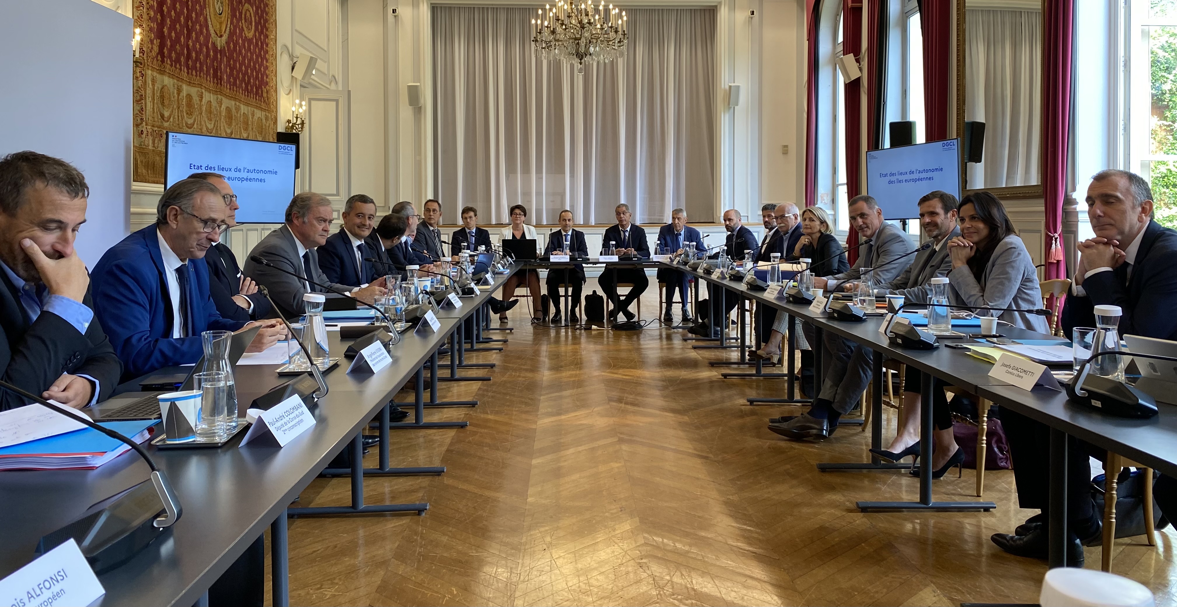 Le Comité stratégique sur l’avenir de la Corse réuni le 16 septembre 2022 à l’hôtel Beauvau à Paris.