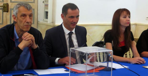 Le maire de Bastia, Gilles Simeoni, entourés des conseillers municipaux : Michel Castellani et Leslie Pellegri.
