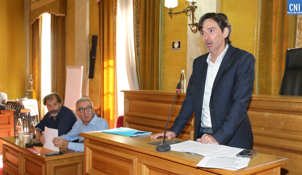Le président de l'AUE, Julien Paolini, a présenté les  les résultats de deux enquêtes. Photo Michel Luccioni