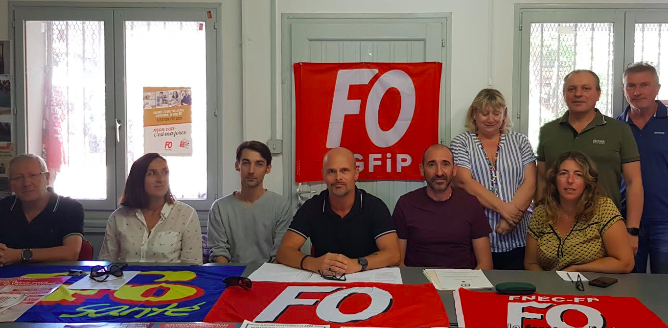 Matthieu Caillaud, secrétaire de FO Fonction Publique entouré par les autres membres du syndicat