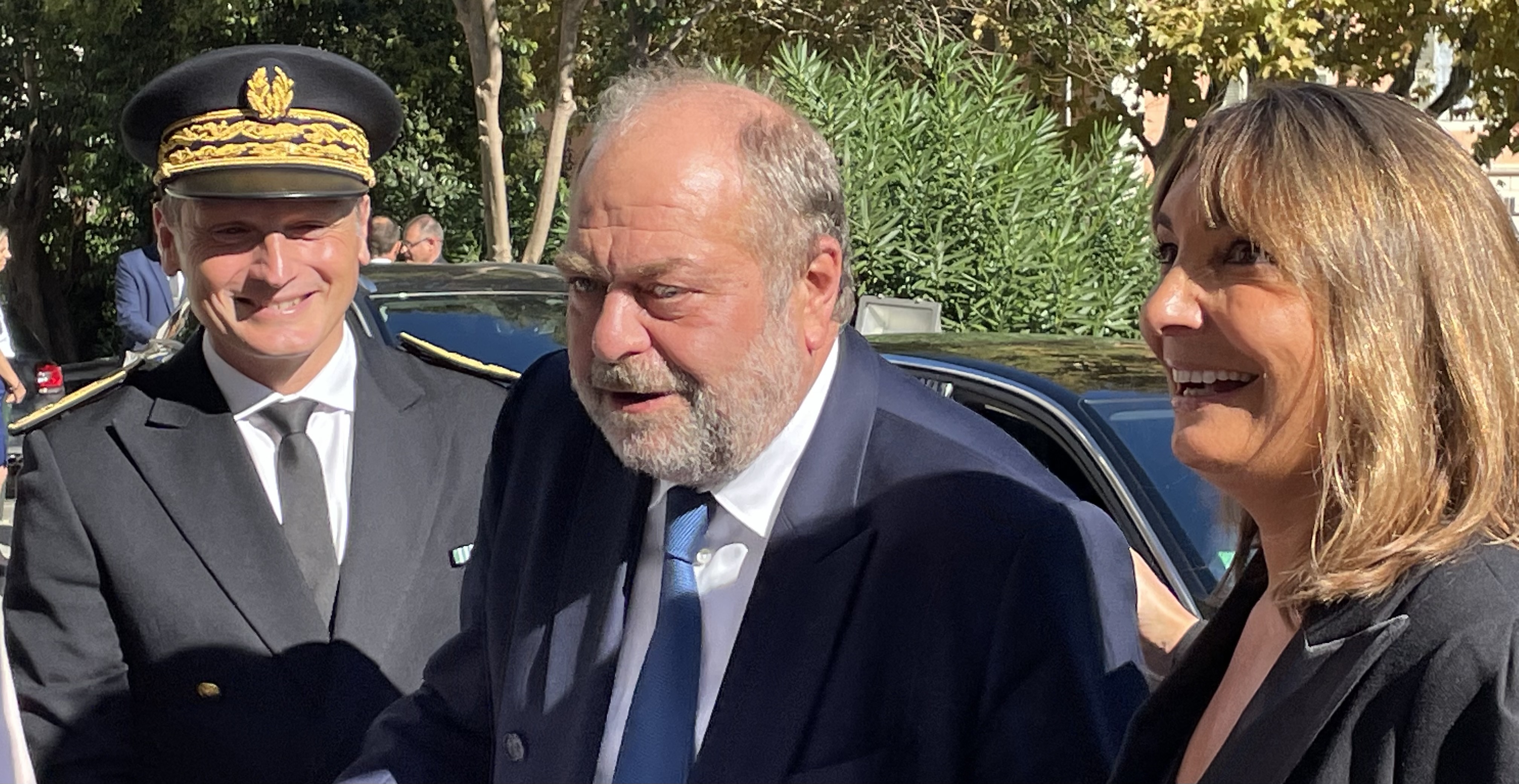Le Garde des Sceaux à son arrivée au Palais de justice de Bastia, accueilli par le Préfet de Haute-Corse et la présidente de la Cour d'appel. Photo CNI.