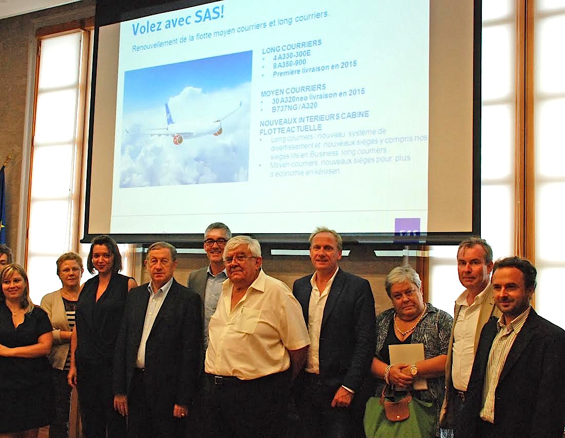 Paul Trojani entouré de Pierre Tolcini, du TO suédois Pontus Langley, des TO et des agents de voyages.