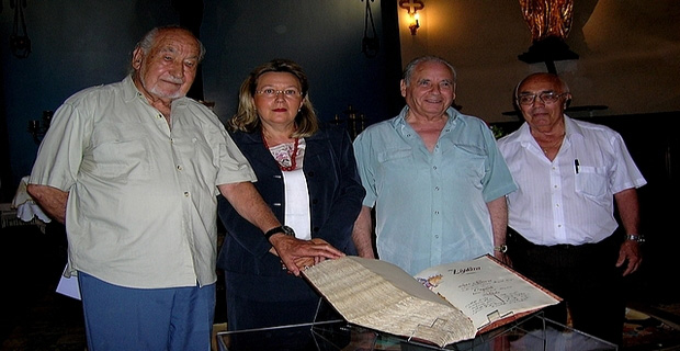 Le livre d'or des soldats Corses morts lors de la guerre de 1914/1918 a été présenté à la presse mercredi, en présence de l'Abbé Rabazzani et de la petite équipe qui a contribué au projet. (Photo : Yannis-Christophe Garcia)