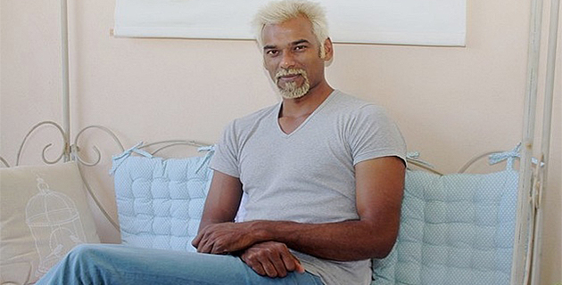 Satya Oblette dédicace "Une vie en 1000 morceaux, itinéraire d’un enfant adopté » à L'Ile-Rousse