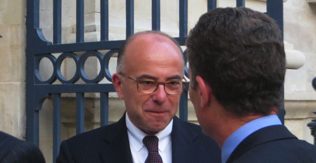 Bernard Cazeneuve, ministre de l'intérieur, et Christophe Mirmand, préfet de Corse, devant le Senat.