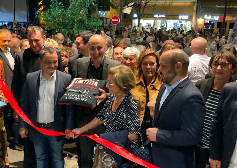 Simone Guerrini et le maire Stephane Sbraggia coupent le ruban avec le propriétaire du cinéma Laetitia, Michel Simongiovanni. Photo Michel Luccioni
