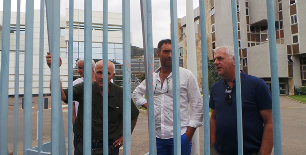 Les socioprofessionnels qui se sont laissés enfermer… Ils ont évacués par la force par les CRS