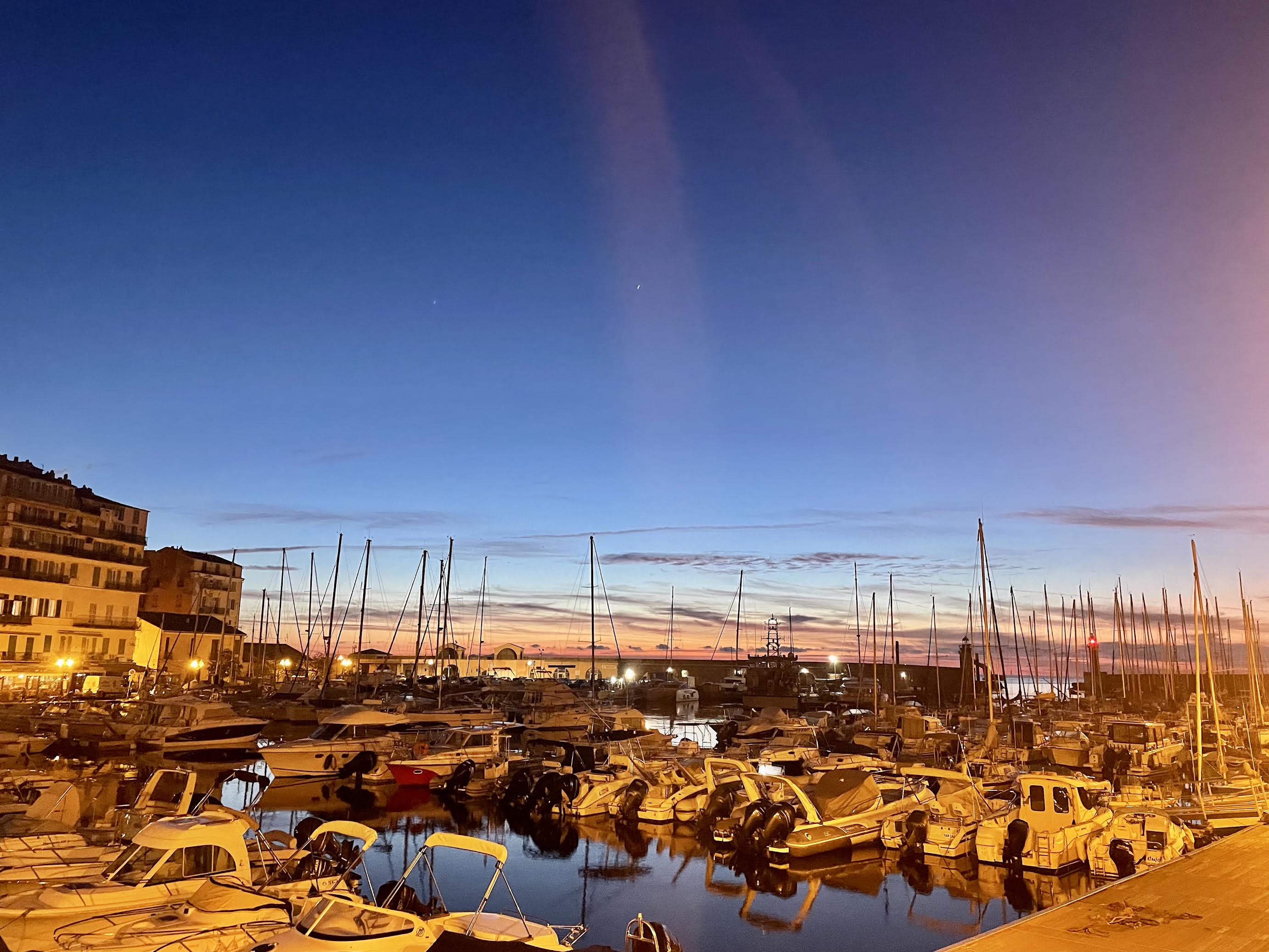La photo du jour : le jour se lève sur le Vieux-port de Bastia