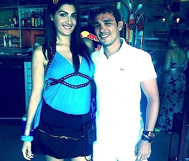 Brahim Asloum avec Tina, une habituée du Bar de la Tour