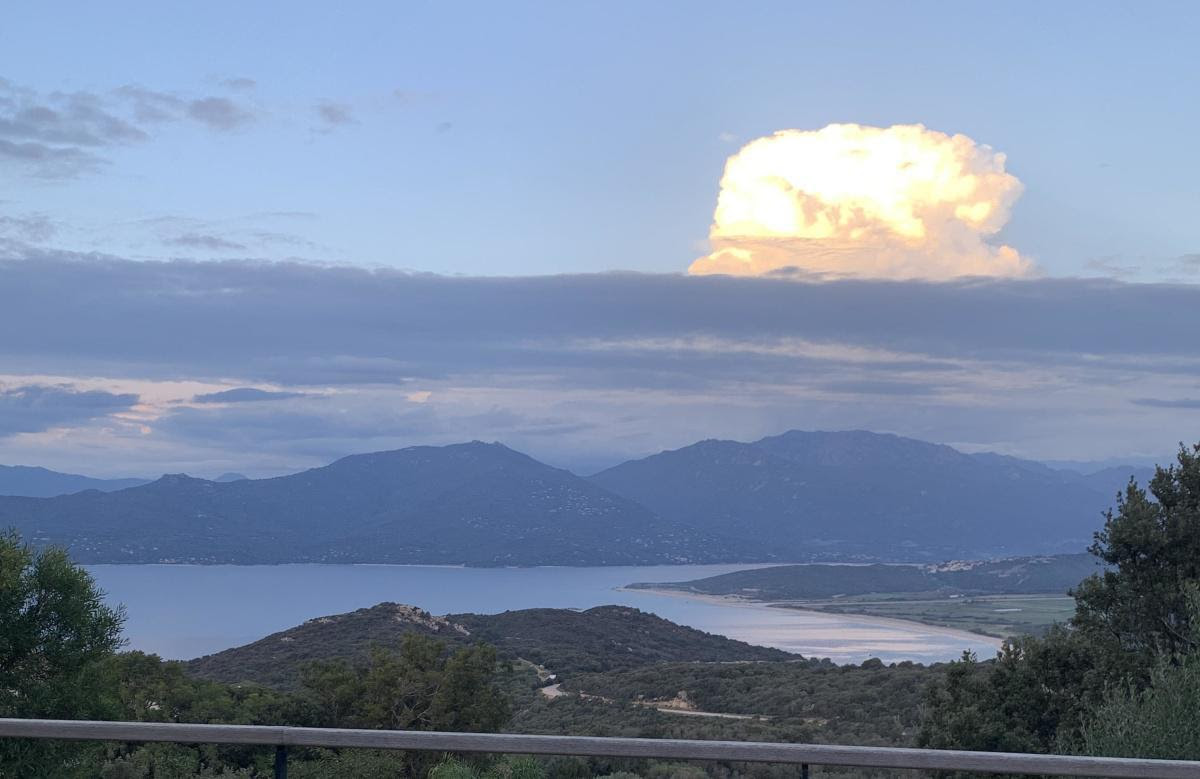 Soleil du soir au dessus du Valinco. (Françoise)