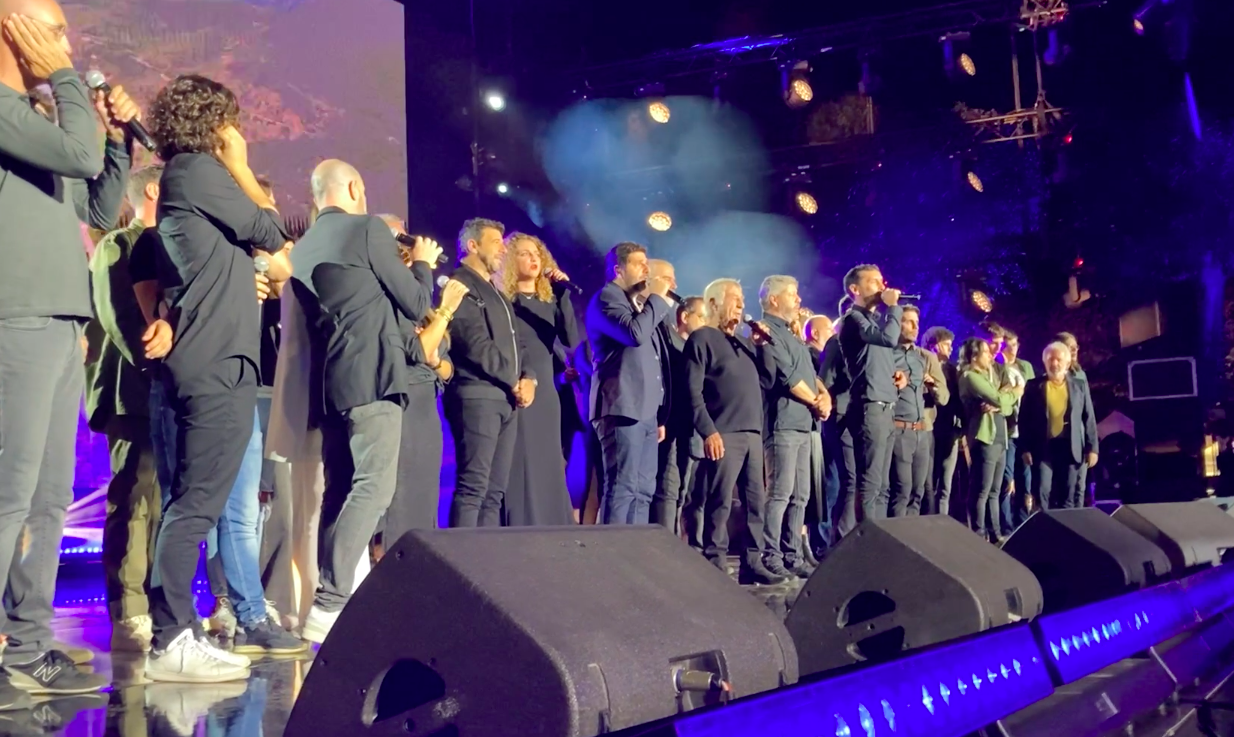 Les artistes sur scène. Capture d'écran