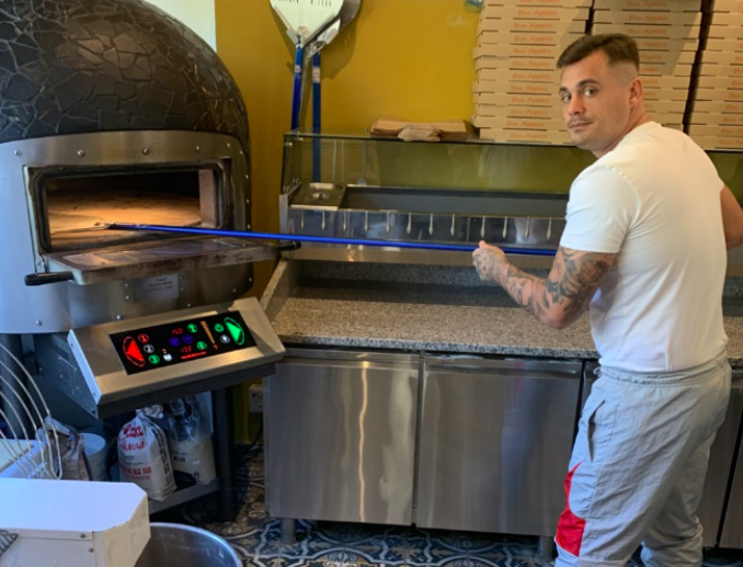 Yoann Bradaschia devant son four à Borgo.