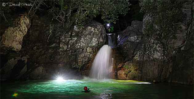 Son et lumières dans la fraîcheur de la nuit de Bavella