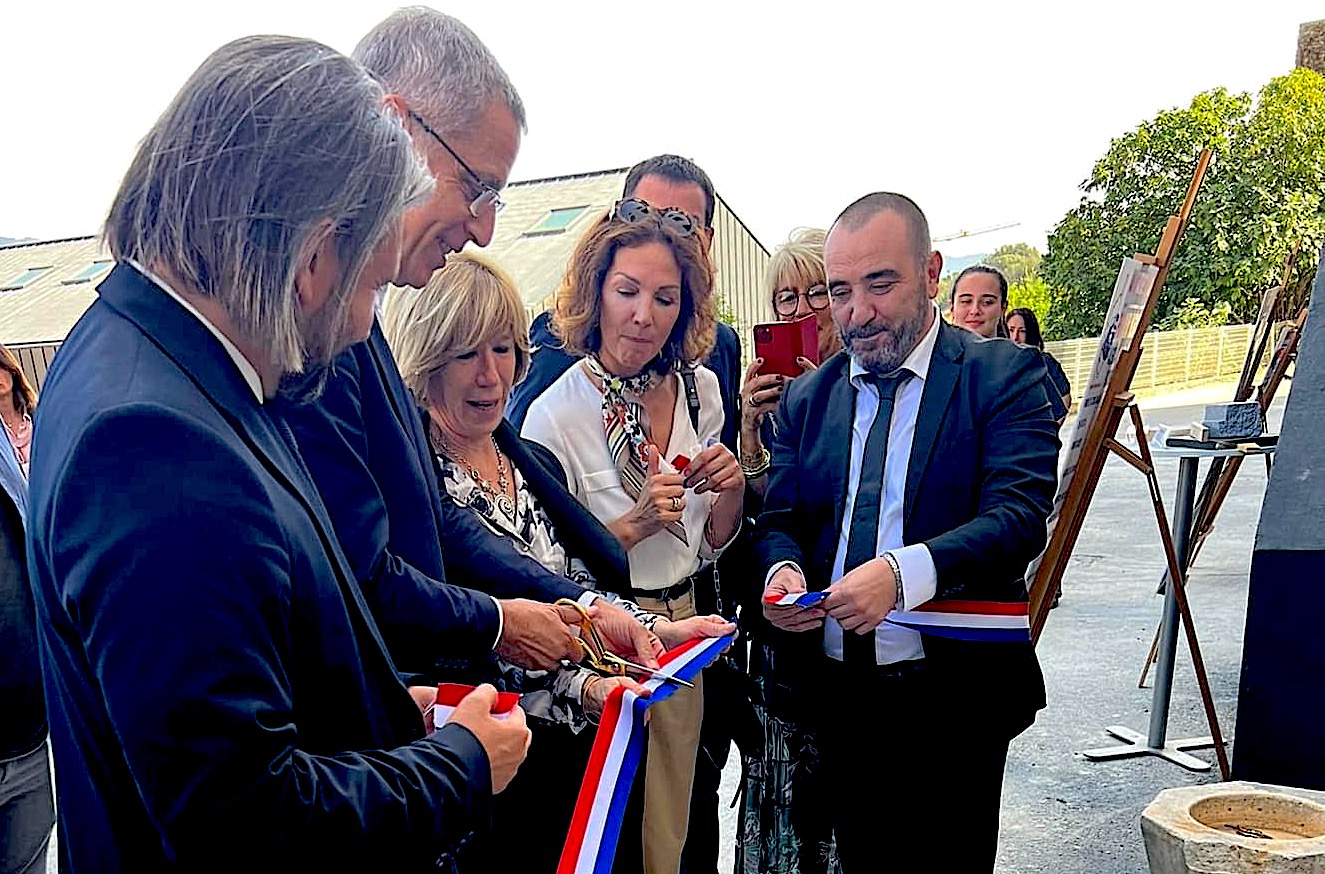 Marc-Paul Luciani, directeur général du CROUS de Corse ( à droite) et ses invités à l'heure de l'inauguration