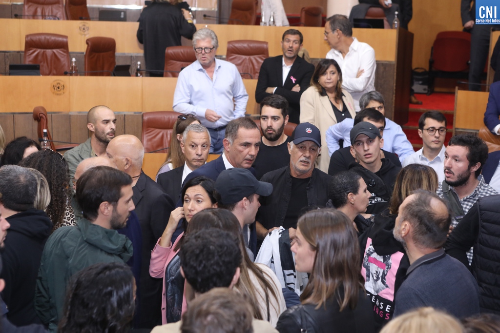 L'intrusion des collectifs de prisonniers et des syndicats étudiants dans l'hémicycle de l'Assemblée de Corse en début de session, jeudi matin 27 octobre 2022. Photo Michel Luccioni.