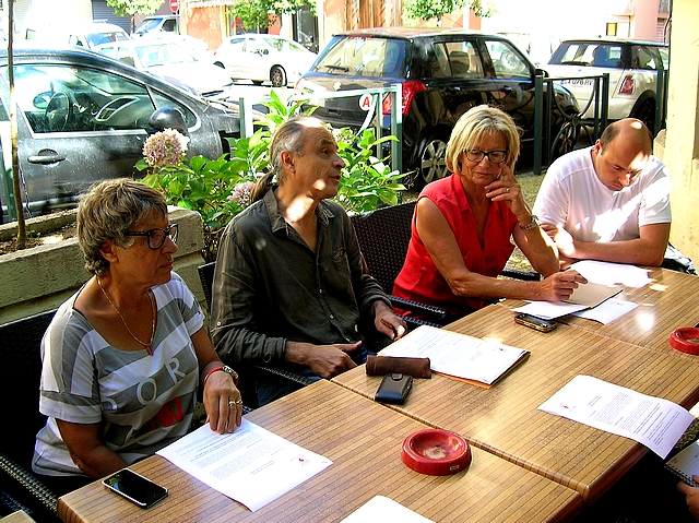 André Paccou, porte-parole de la LDH en Corse entouré par des membres de la Ligue mercredi matin à Ajaccio. (Photo : Yannis-Christophe Garcia)