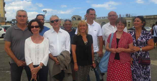 Gérard Romiti, Gilles Simeoni et les élus insulaires prêts à embarquer sur le chalutier du patron des pêcheurs.