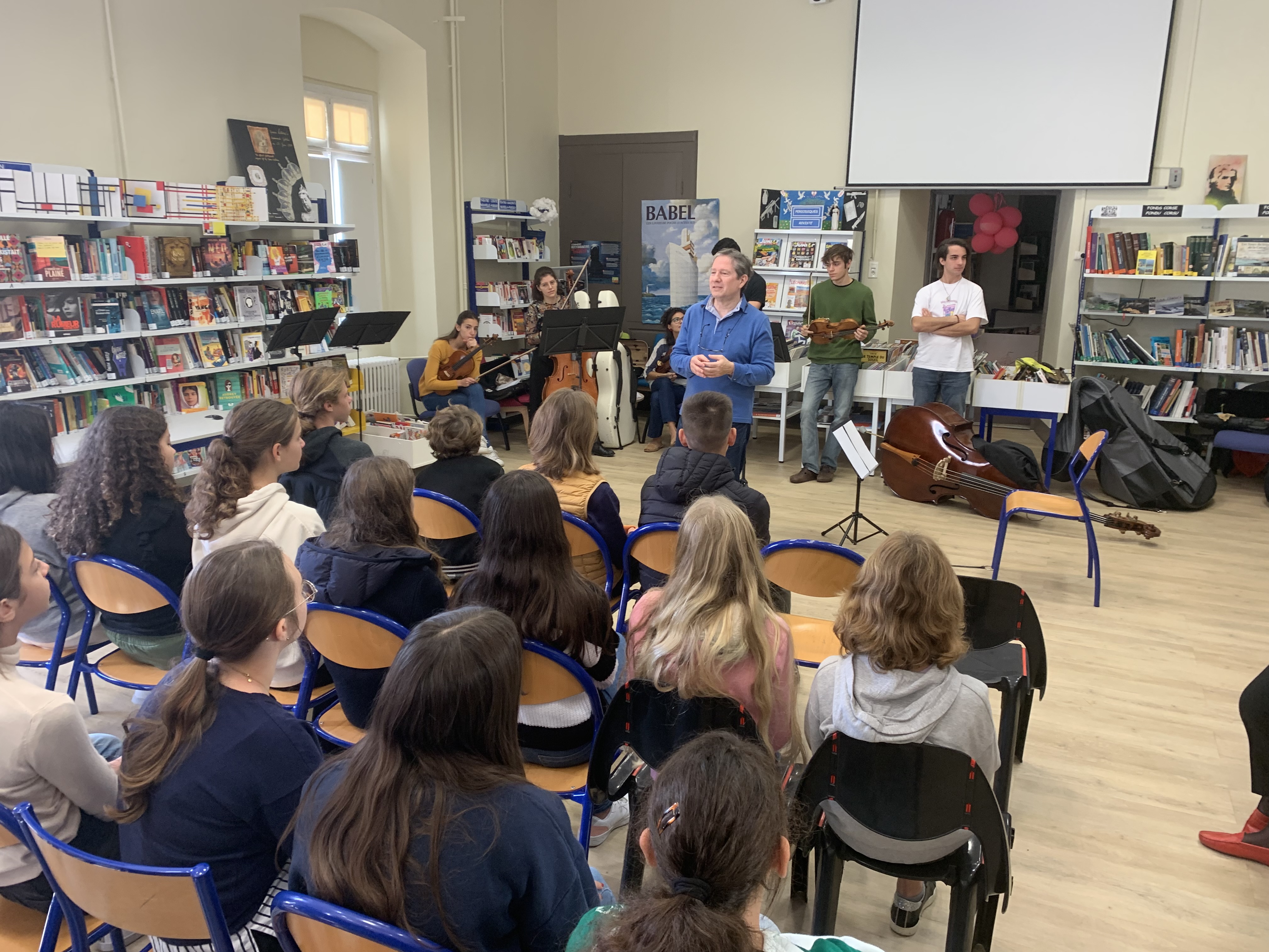 Ces RMM sont l'occasion de rencontres, partages entre les musiciens de tout pays et les scolaires insulaires.