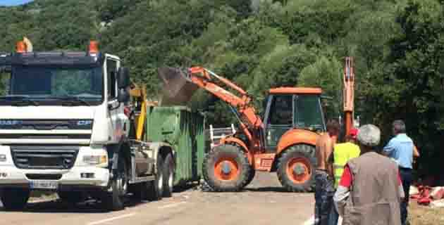 Orazi : Le camion d'ordures ménagères sur le flanc