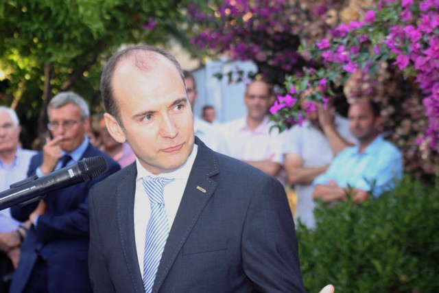 Réception dans les jardins de la sous-préfecture de Calvi pour le départ de Chistian Guyard