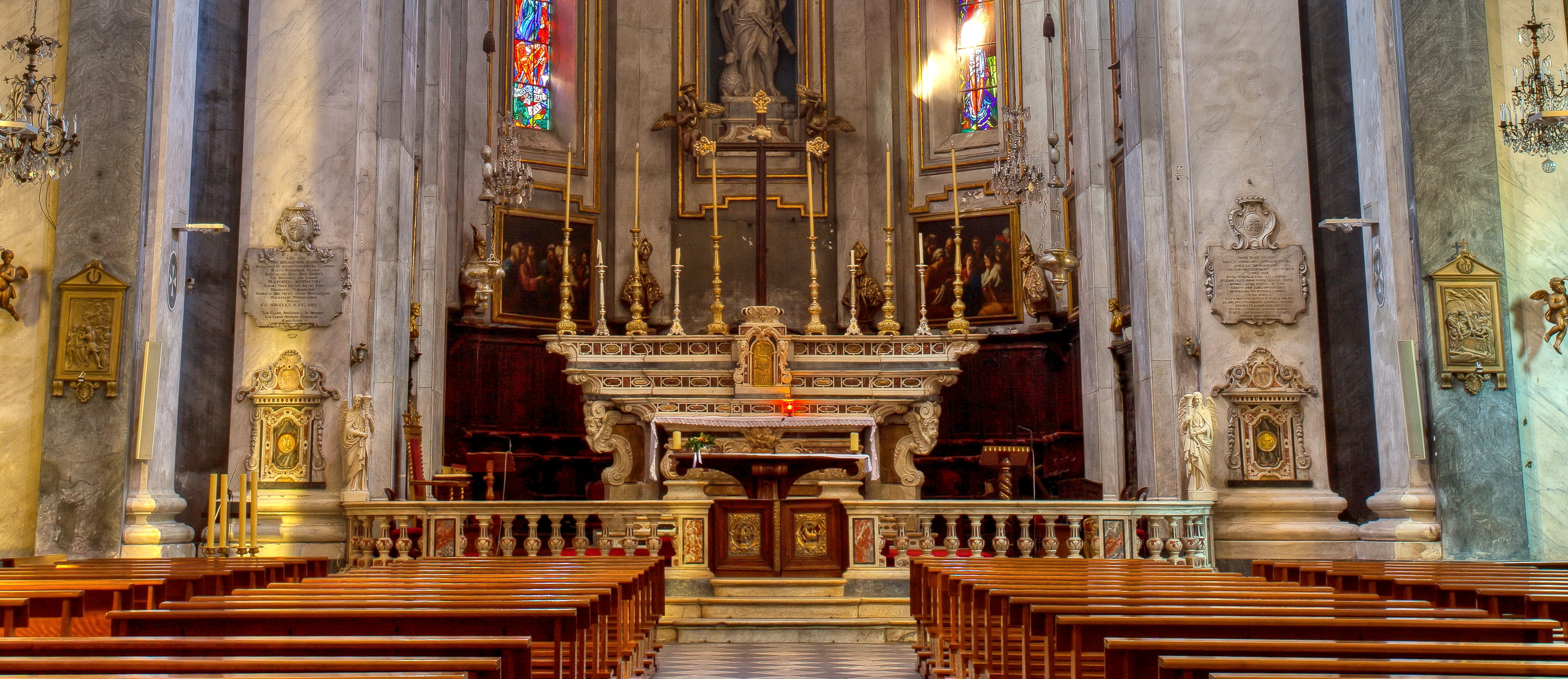 Le chœur de l’église Saint Jean-Baptiste sert d’écrin à un exceptionnel maître-autel du XVIIe siècle, en marbres polychromes. Il a été réalisé à Gênes  en 1693, par Honoré Pelé, un sculpteur d’origine marseillaise. ©Ville de Bastia – cl. Jean-François Bumbt.