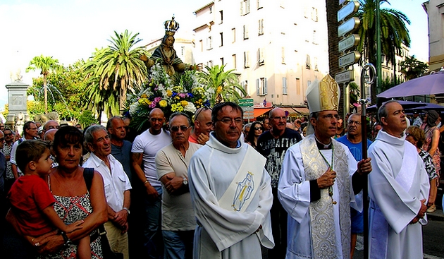 Dans la ferveur, une foule compacte a cheminé dans les rues de la cité Impériale afin d'honorer "A Madunuccia". (Photo : Yannis-Christophe Garcia)