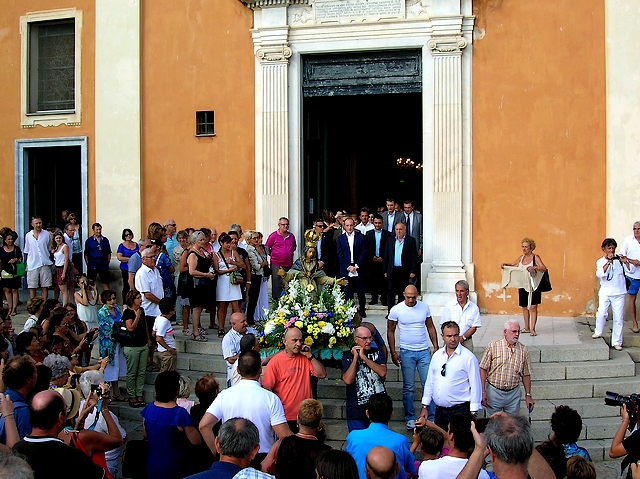 C'est sous un doux soleil et des températures clémentes que la procession s'est engagée peu après 18 heures. (Photo : Yannis-Christophe Garcia)
