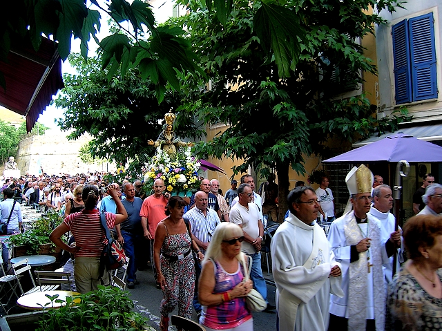 La foule a suivi les pas de la Madunuccia dans les rues de la cité Impériale, derrière l'Evêque et les Confréries. (Photo : Yannis-Christophe Garcia)