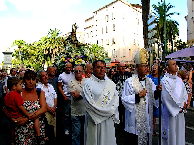 La procession a ensuite repris sa route vers la Cathédrale, signant ainsi la fin de la cérémonie vers 19 heures. (Photo : Yannis-Christophe Garcia)