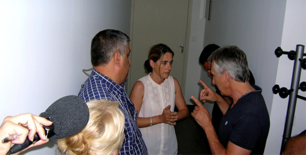 Les socioprofessionnels ont occupé les locaux de la Direccte durant une grande partie de la nuit. Ici, Daniel Felici en discussion énergique avec la directrice de la Direccte Géraldine Morillon. (Photo : Yannis-Christophe Garcia)