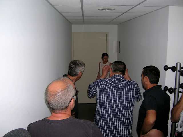 « Ce matin encore le banquier m’a appelé pour que je mette de l’argent. Ma société je vais la fermer ! Alors, soit vous rentrez faire ce qu’il y a faire, soit on va le faire nous ! » hurle un carossier, visiblement au bout du rouleau. (Photo : Yannis-Christophe Garcia)