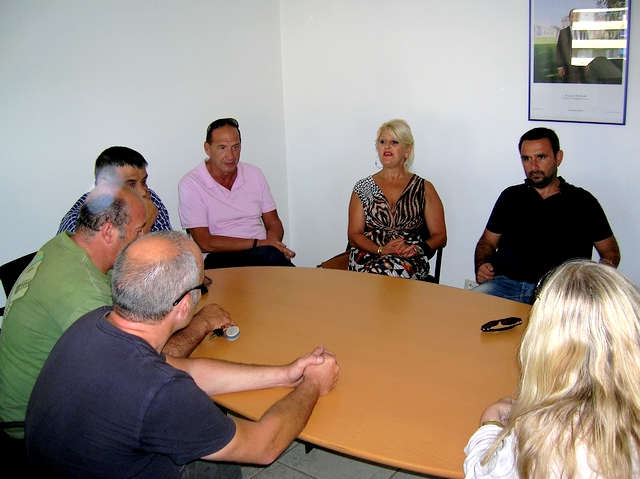 Après de longues heures d’attente durant lesquelles les professionnels se restaurent sommairement dans le bureau de la directrice de la Direccte, une pause a lieu dans les négociations. (Photo : Yannis-Christophe Garcia)