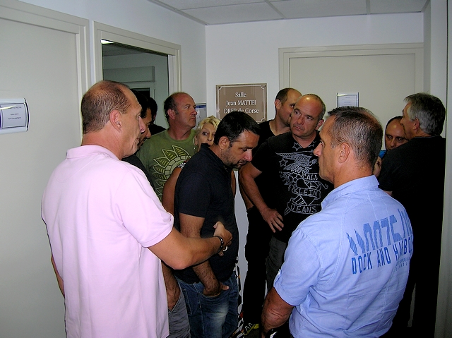 Peu avant 2h du matin, chacun a quitté les lieux dans le calme et sans heurts. (Photo : Yannis-Christophe Garcia)