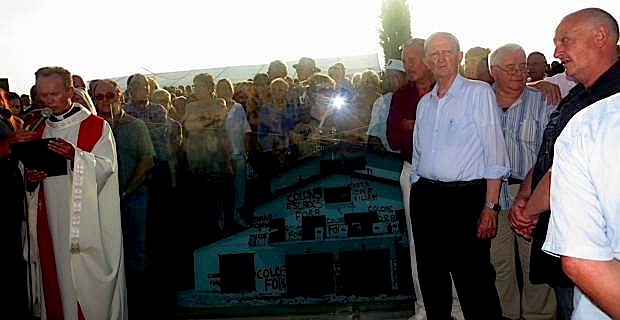 Le père Vincent bénit la stèle du souvenir.