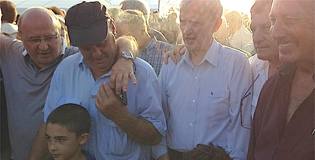 Les anciens d'Aleria autour d'Edmond Simeoni. Photo Christian Andreani.