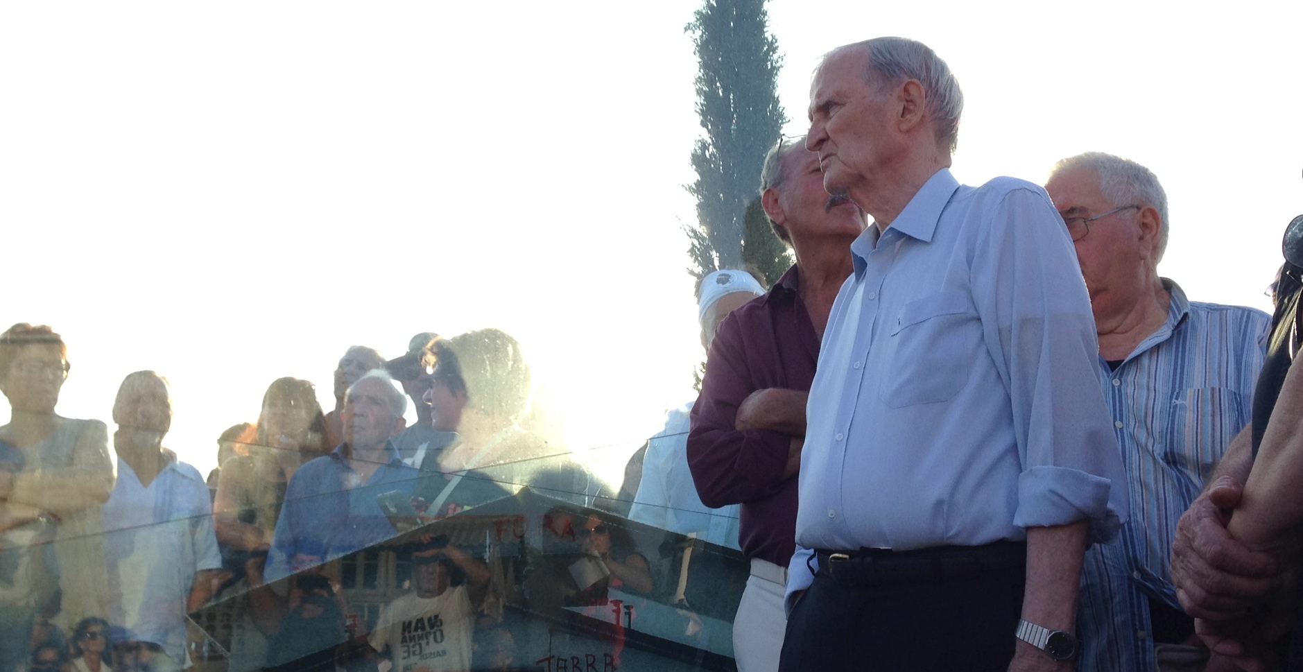 Edmond Simeoni devant la stèle d'Aleria.