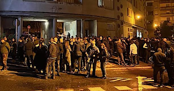 Rassemblement devant le commissariat