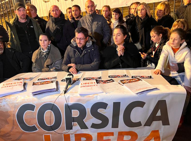 Devant une centaine de militants parmi lesquels les familles des gardés à vue, Petru Antone Tomasi, a pris la parole Corsica Libera pour dénoncer les propos tenus ce mardi au micro de FranceInfo par Gérald Darmanin