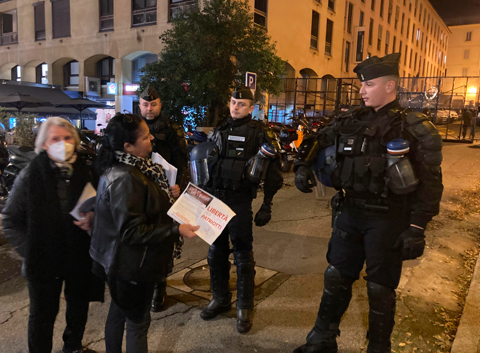Une militante de l'Associu Sulidarità à un rassemblement lundi dernier à Ajaccio pour demander la libération des gardés à vue