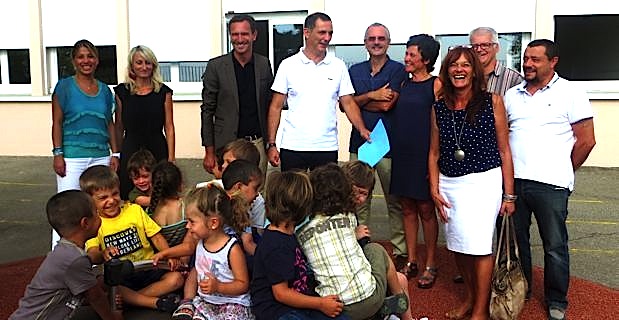 Le maire de Bastia, Gilles Simeoni, entouré des deux adjoints, Julien Morganti et Ivana Polisini, et du personnel enseignant de l'école maternelle bilingue Campanari à Saint-Joseph.