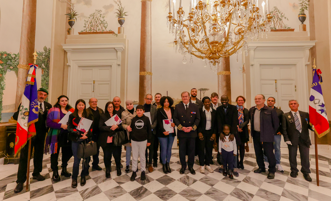Le préfet de Corse, Amaury de Saint-Quentin avec les 10 personnes qui ont reçu nationalité et la citoyenneté françaises. Crédit photo Préfecture de Corse-du-Sud